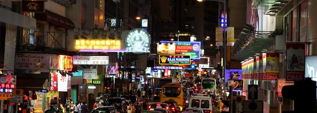 Publicidad exterior en avenida nocturna