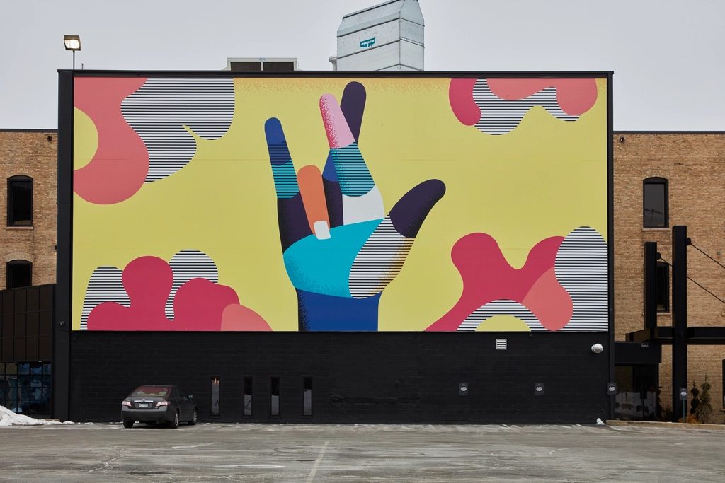 Instalación publicitaria de gran formato en muro urbano