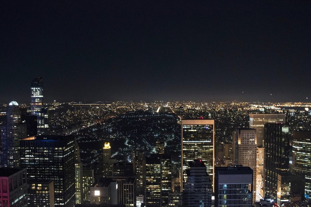 Skyline urbano de noche