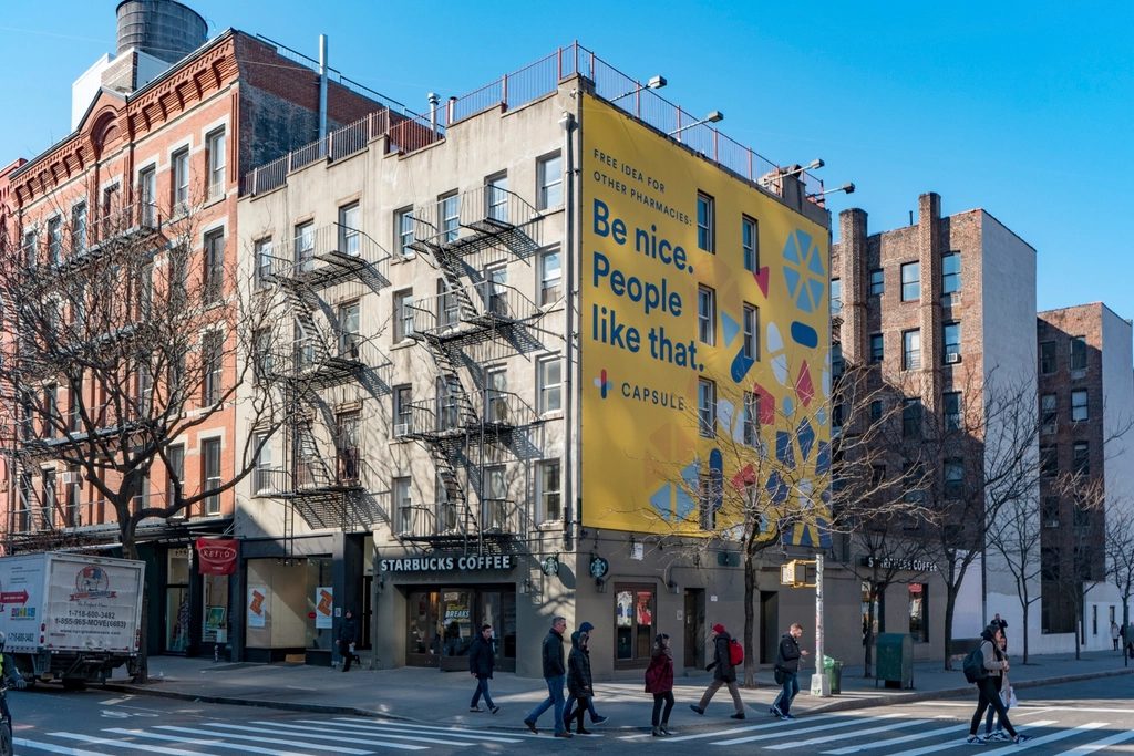 Valla publicitaria instalada en fachada urbana